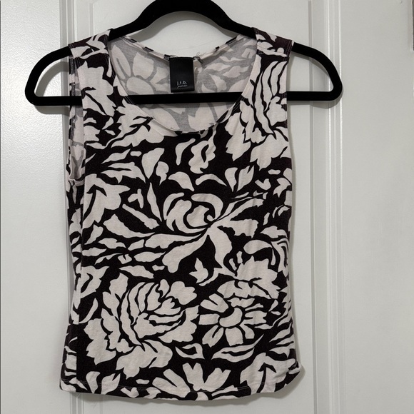 Chic Black and White Floral Tank Top - Picture 1 of 6